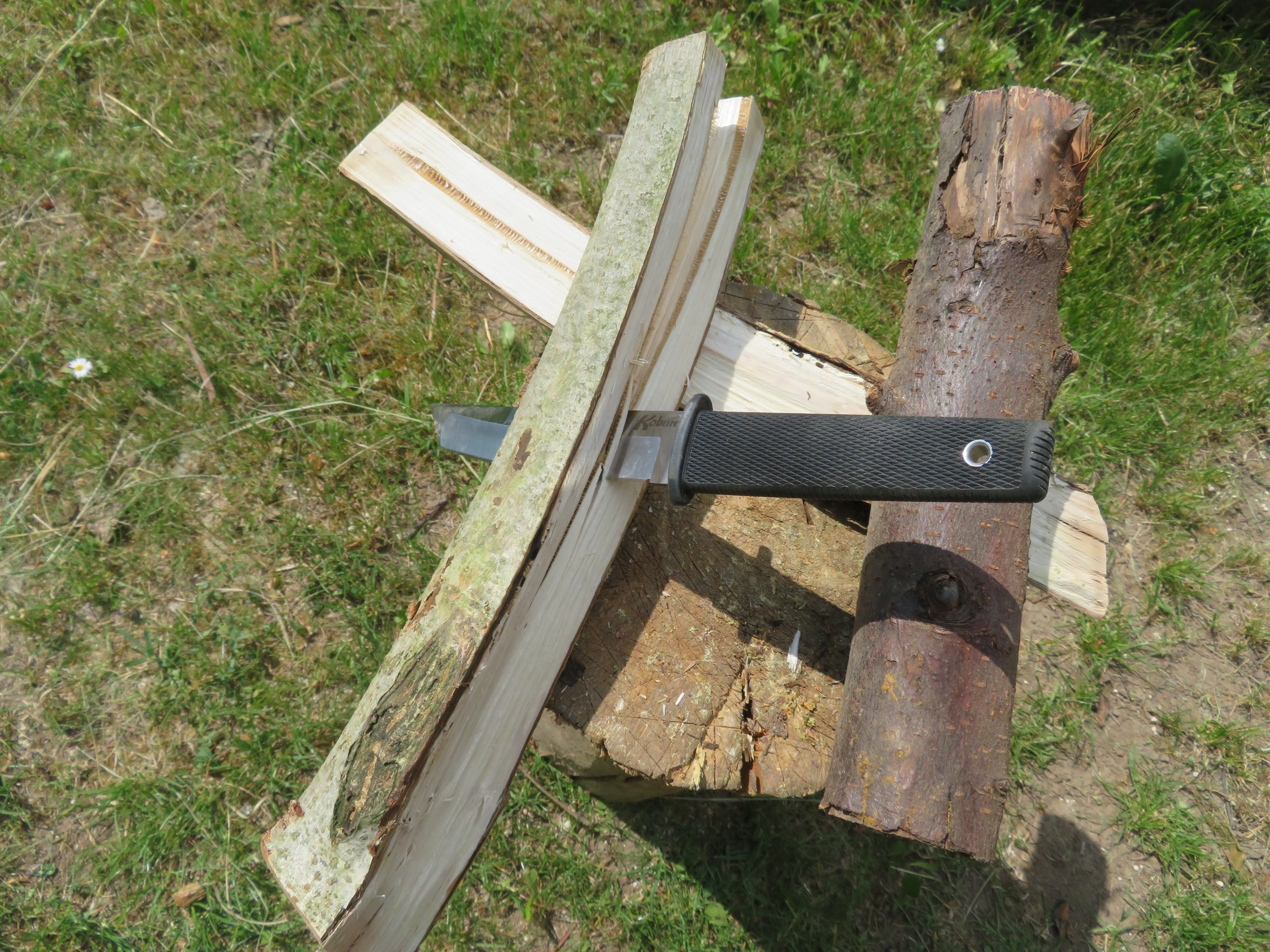 Cold Steel Kobun - Zaměřil jsem se také na speciální štípání a sekání, kdy jsem si vypomáhal kusem polena ( silné větve), kterým jsem opakovaně vedl údery do hřbetní části čepele, tak abych přepůlil či oddělil dřevo, které jsem potřeboval naštípat. Nůž obstál výtečně.